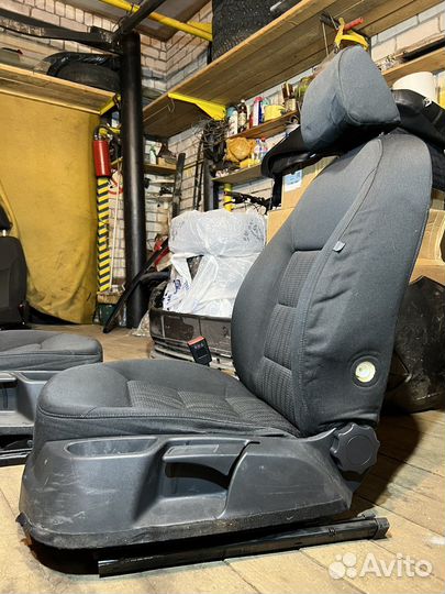 Передние сиденья Octavia A5