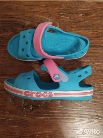 Сандалии для девочки crocs