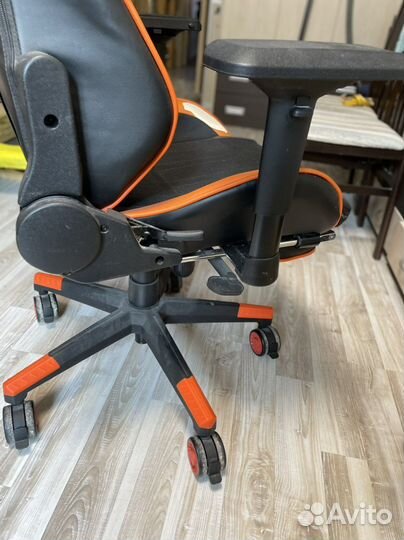 Игровое компьютерное кресло