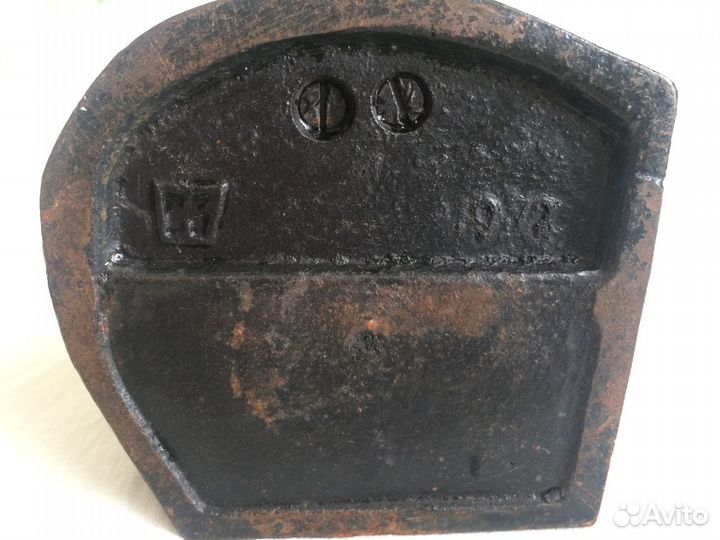 Статуэтка Куса. Девочка кормит голубей 1972 год