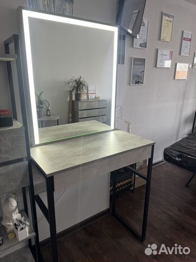Туалетный столик с зеркалом и подсветкой