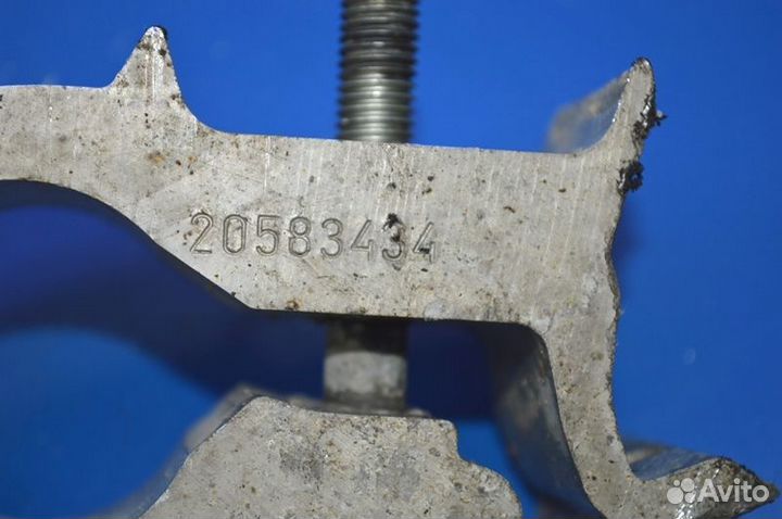 Кронштейн крыла ведущего моста, задний правый volv