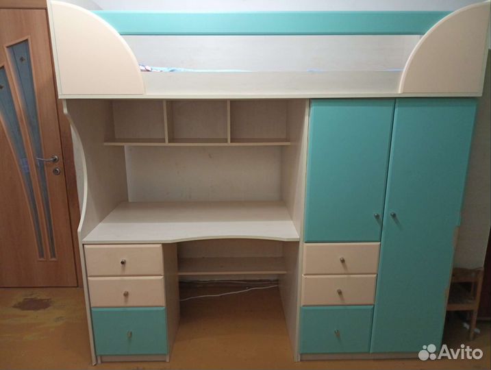 Кровать-чердак со столом и шкафом