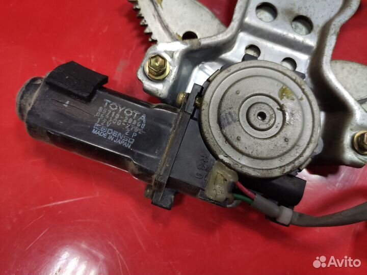 Стеклоподъемник правый Toyota Estima