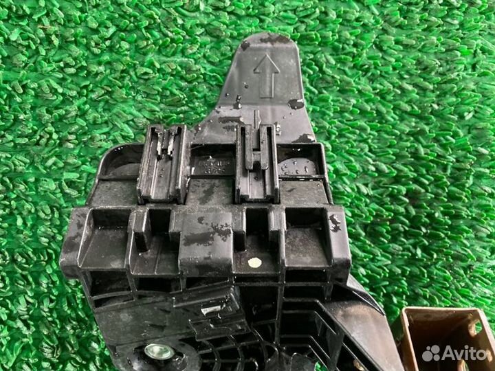 Крепление бампера лев. зад. Toyota Land Cruiser, L