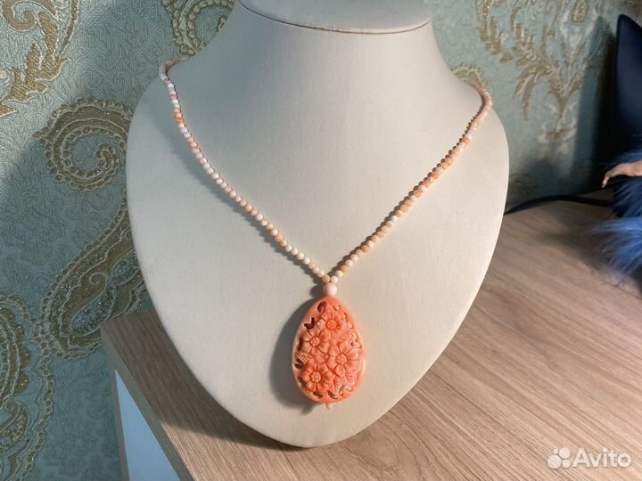 Колье с кораллом и резным подвесом