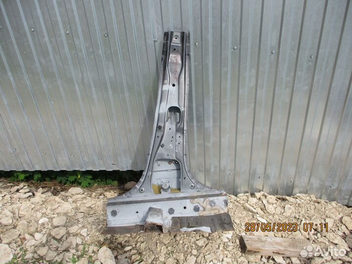 Правая средняя стойка с порогом Тойота Королла