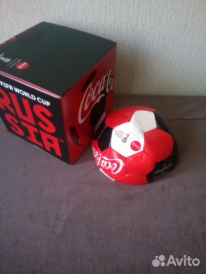 Значки,мяч, часы, игрушки из кока-кола