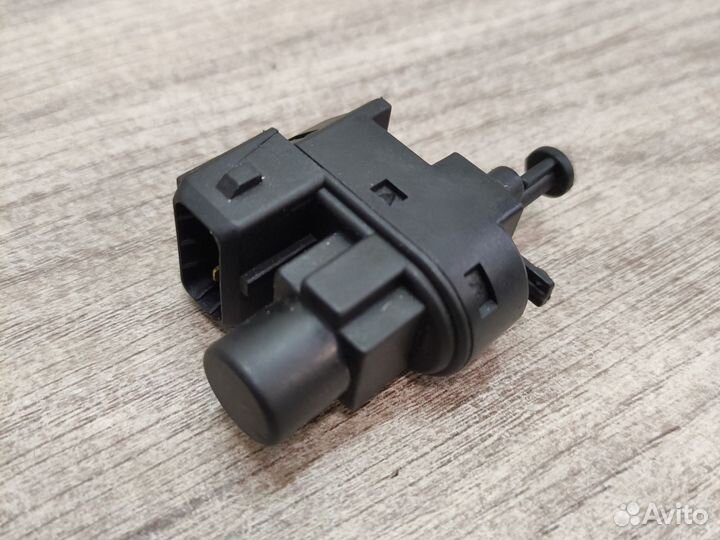 Датчик включения стоп сигнала Ford Focus 1