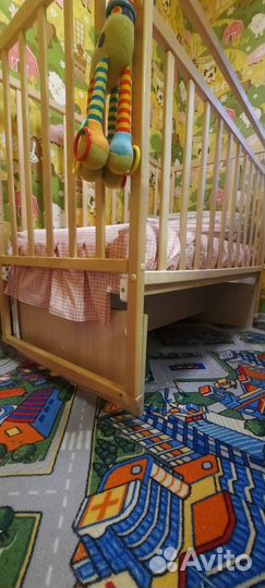 Детская кроватка с маятником, матрасом, бортиками