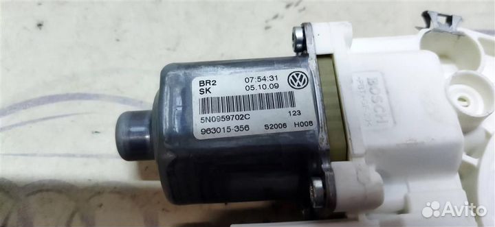 Моторчик стеклоподъемника передний левый VW Tigua