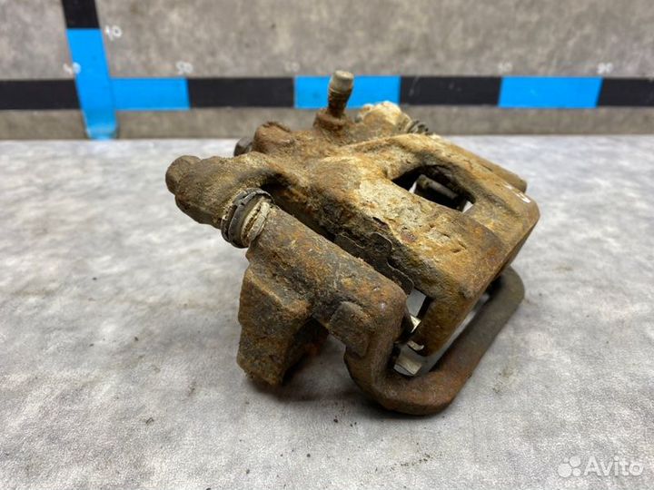 Суппорт задний правый Nissan Qashqai J10 2.0