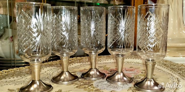 Рюмки на металлической ножке