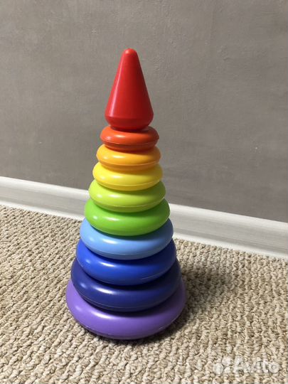 Кубики с игрушками и пирамидой