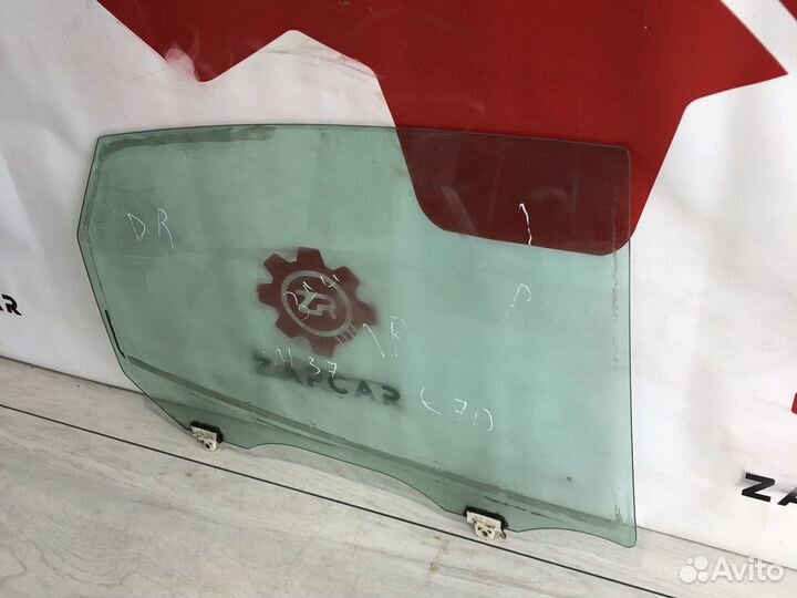 Infiniti Q70/M37 Стекло заднее правое