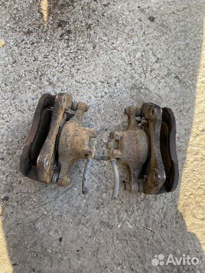 Тормозной суппорт передний Mitsubishi lancer 10