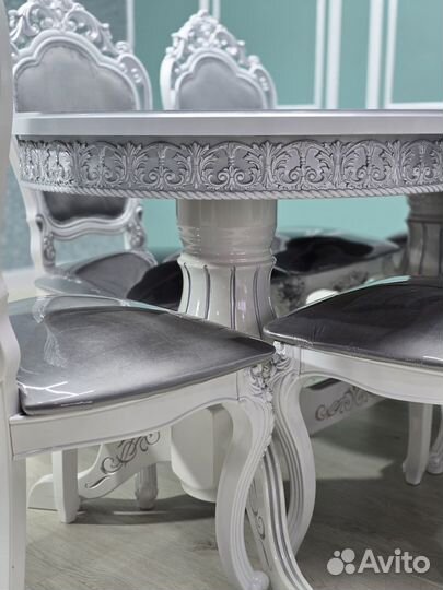 Стол и стулья