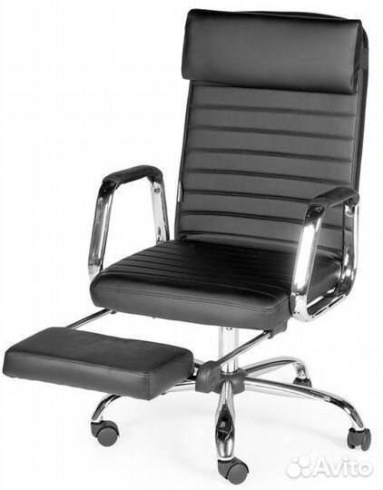 Компьютерное кресло с подставкой для ног