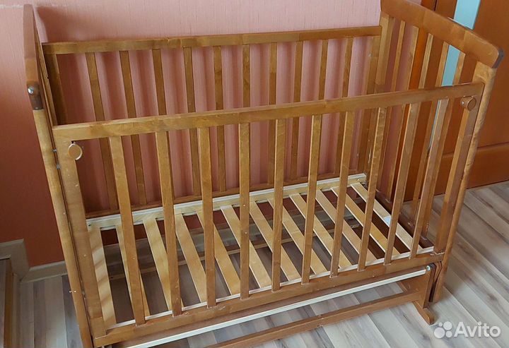 Детская кроватка с маятником