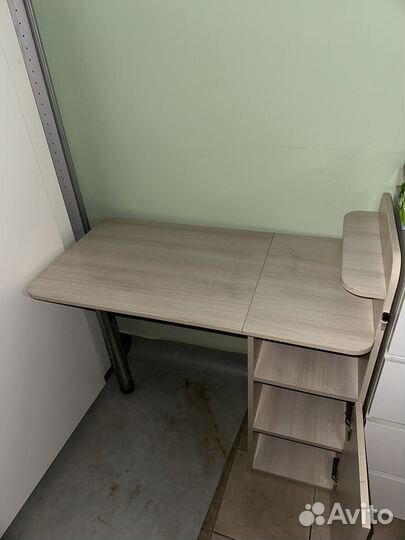 Маникюрный стол