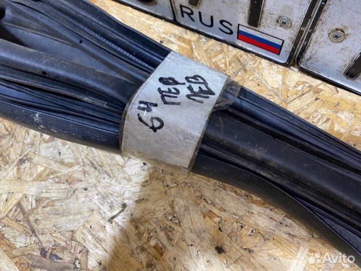 Уплотнитель двери передний левый Ford Focus 2