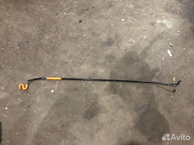 Упор капота Skoda Rapid 1