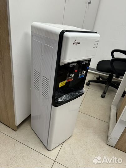 Кулер для воды напольный новый