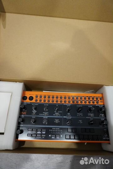 Синтезатор Behringer Grave