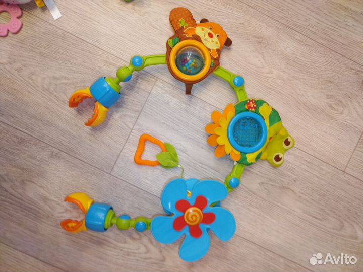 Дуга с игрушками на коляску