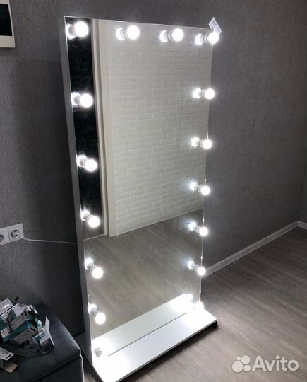 Зеркало с лампочками безрамочное