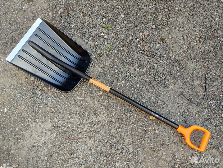 Лопата для снега Fiskars Solid 1052525