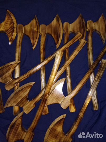 Деревянный лакированный топор 65 см