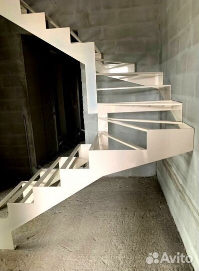 Облицовка лестничного металлокаркаса деревом