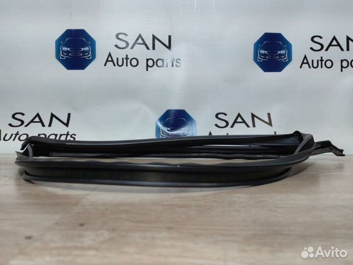 Уплотнительная резинка боковой двери задняя левая