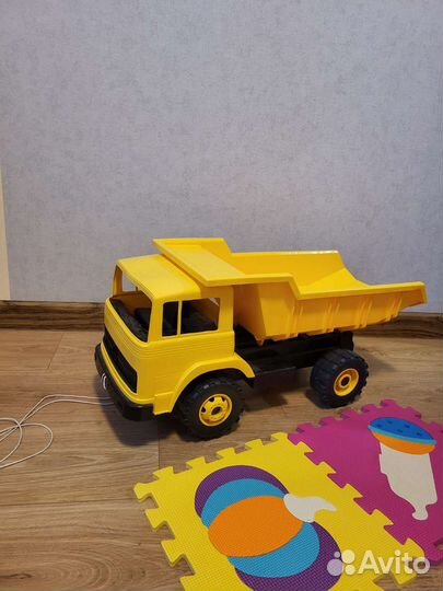 Большой игрушечный грузовик
