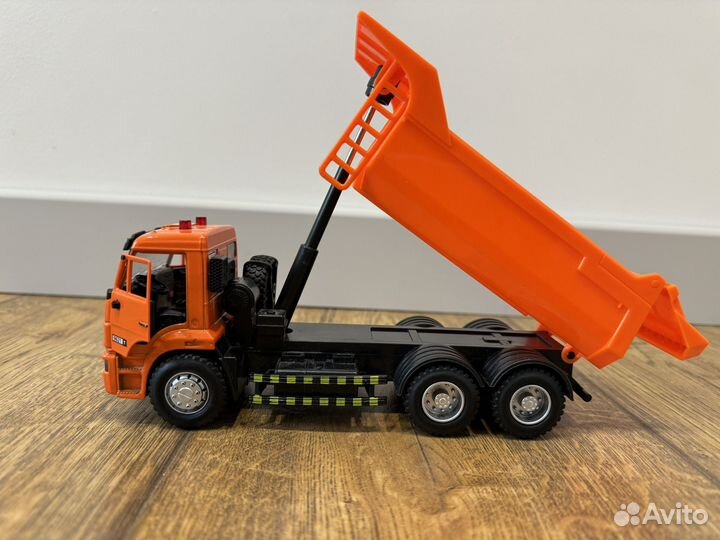 Игрушка грузовк самосвал камаз 1:38