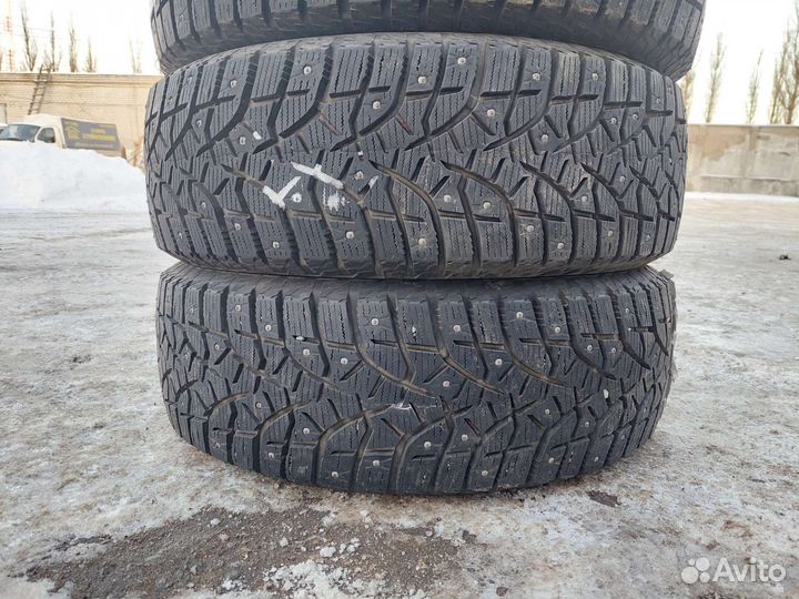 Bridgestone Blizzak Spike-02 SUV 215/60 R17