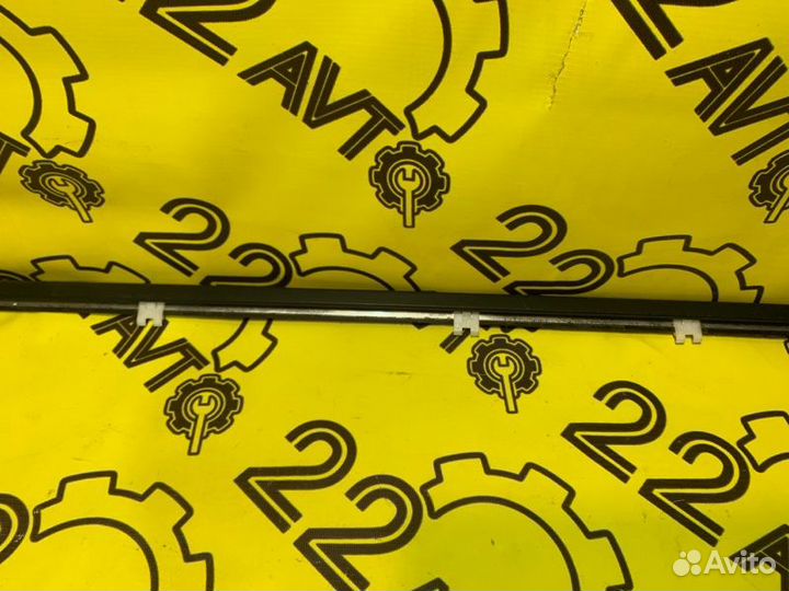 Молдинг стекла (на дверь) передний правый Nissan