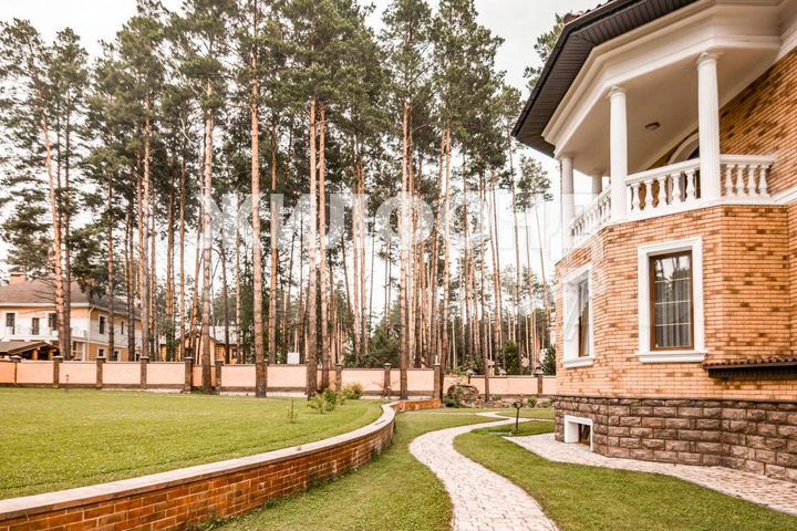 Коттедж 1213 м² на участке 30 сот.