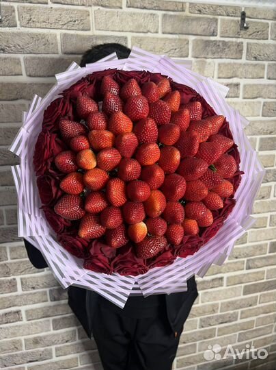 Ягодный букет клубника и Роза розы оптом 21/51/101