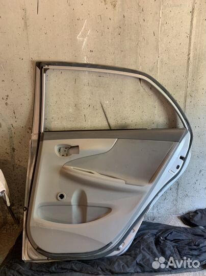 Задняя правая дверь toyota corolla 150