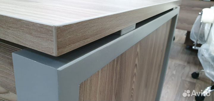 Стол для руководителя на металлическом каркасе