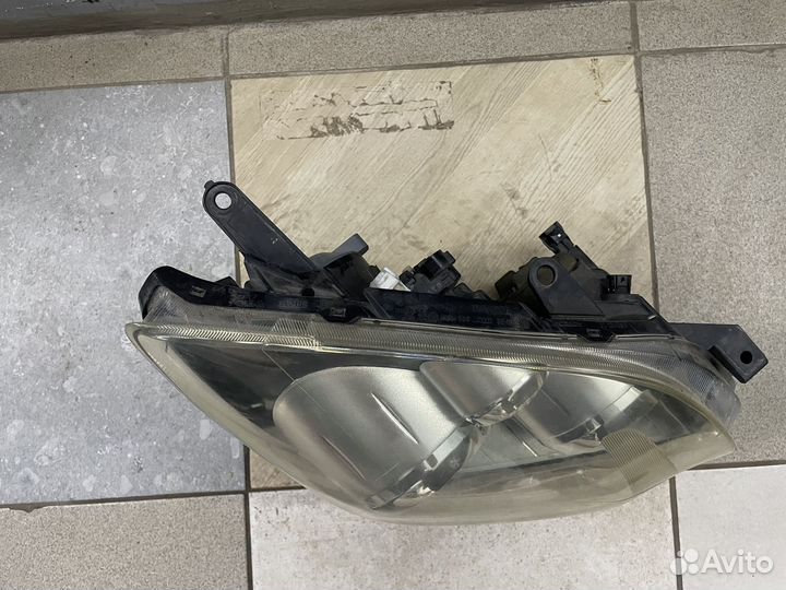 Фара передняя правая ксенон Toyota Avensis T250