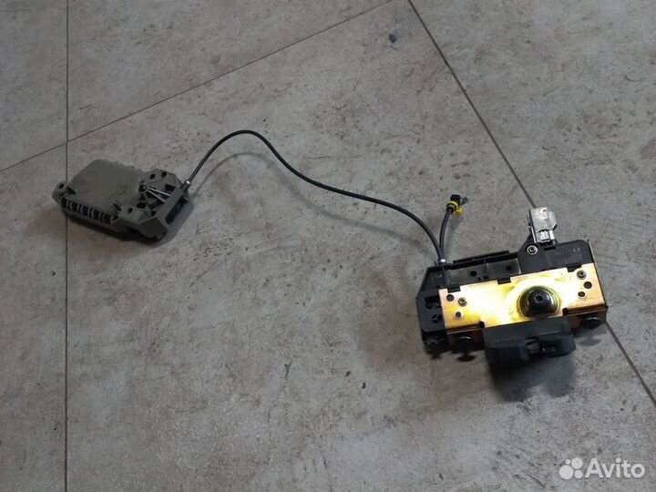 Замок крышки багажника на(7 мест) Volvo XC90