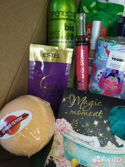 Набор косметики и духи пакетом