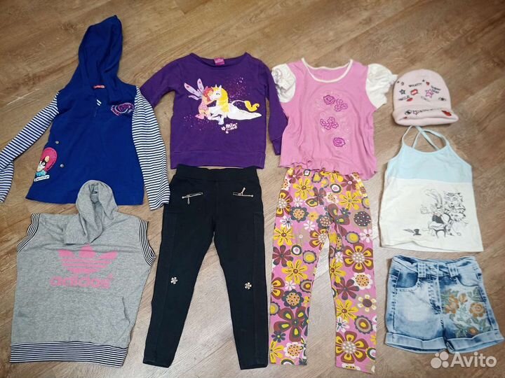 Отдам 4 пакета одежды на девочку 98-110