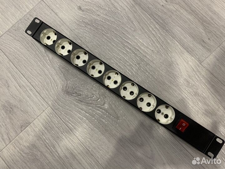 Блок розеток 220 В, 8 розеток, 16 А, 1U, Roxton