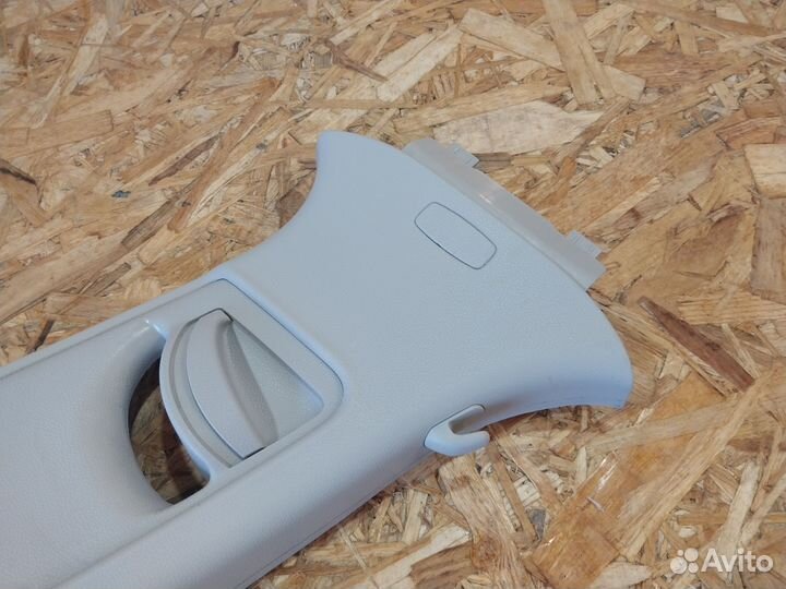 Обшивка средней стойки Skoda Yeti правая