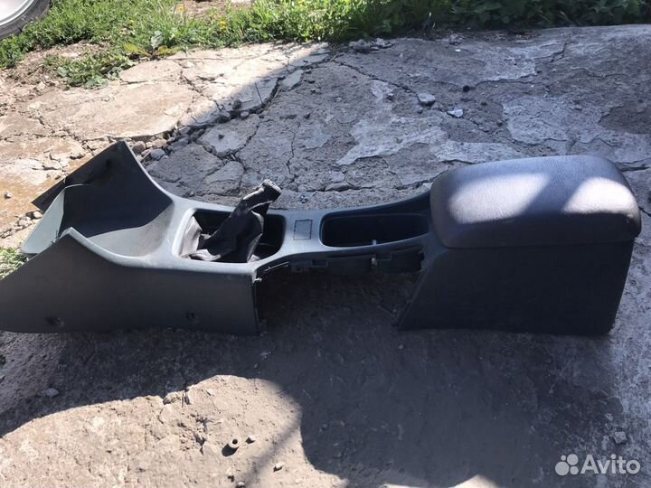 Toyota avensis t22 подлокотник