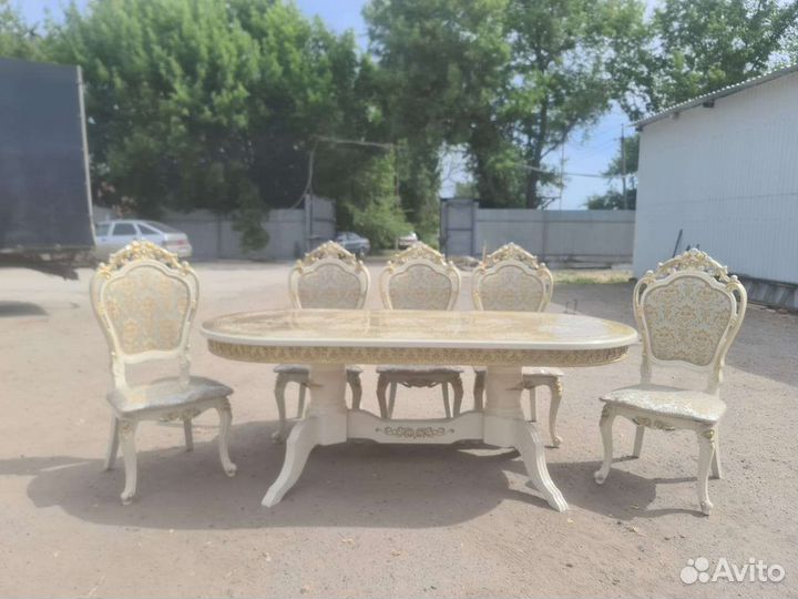 Стол и стулья